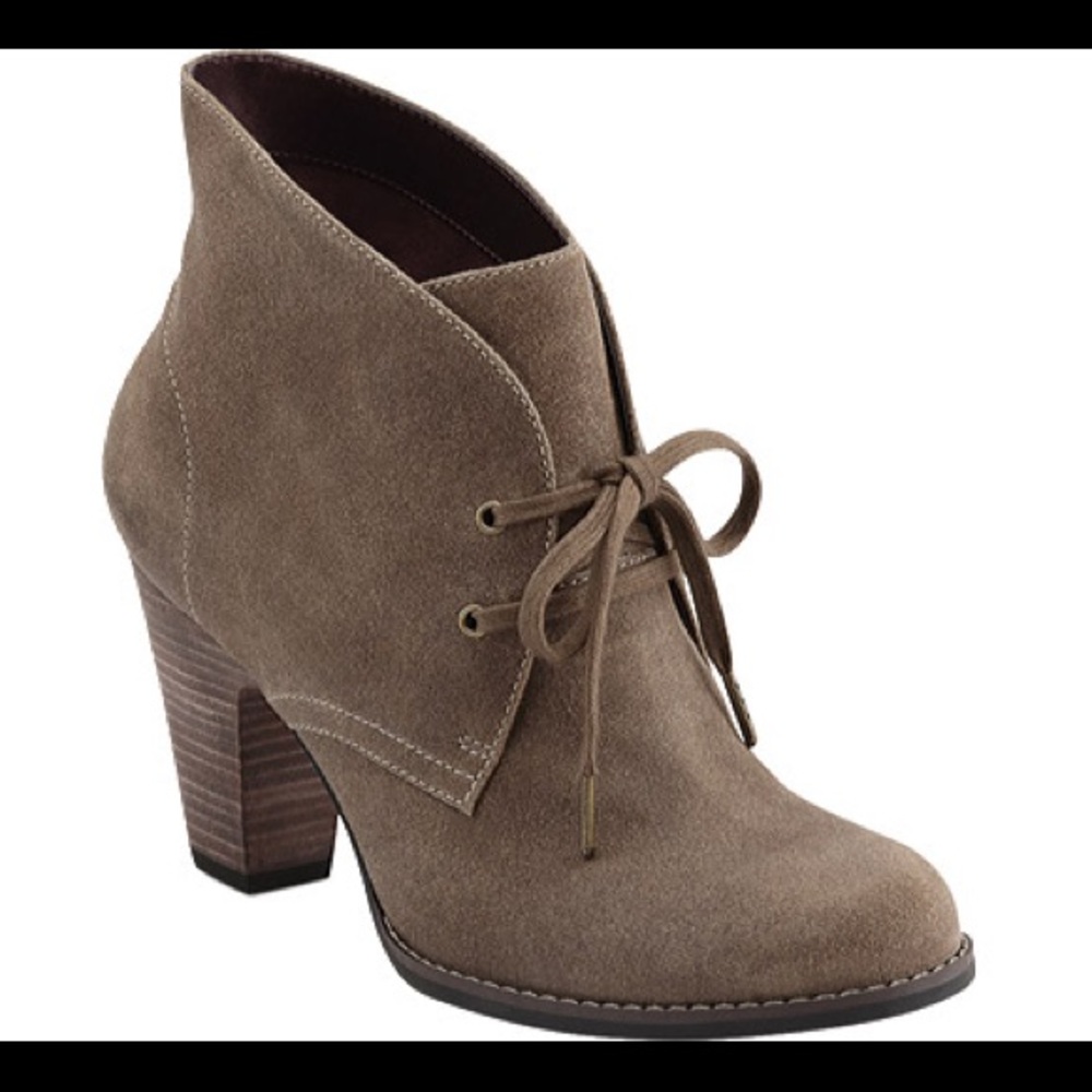 Women's Clarks Artisan Ankle Boots lace up Size 6, Brown Suede heeled